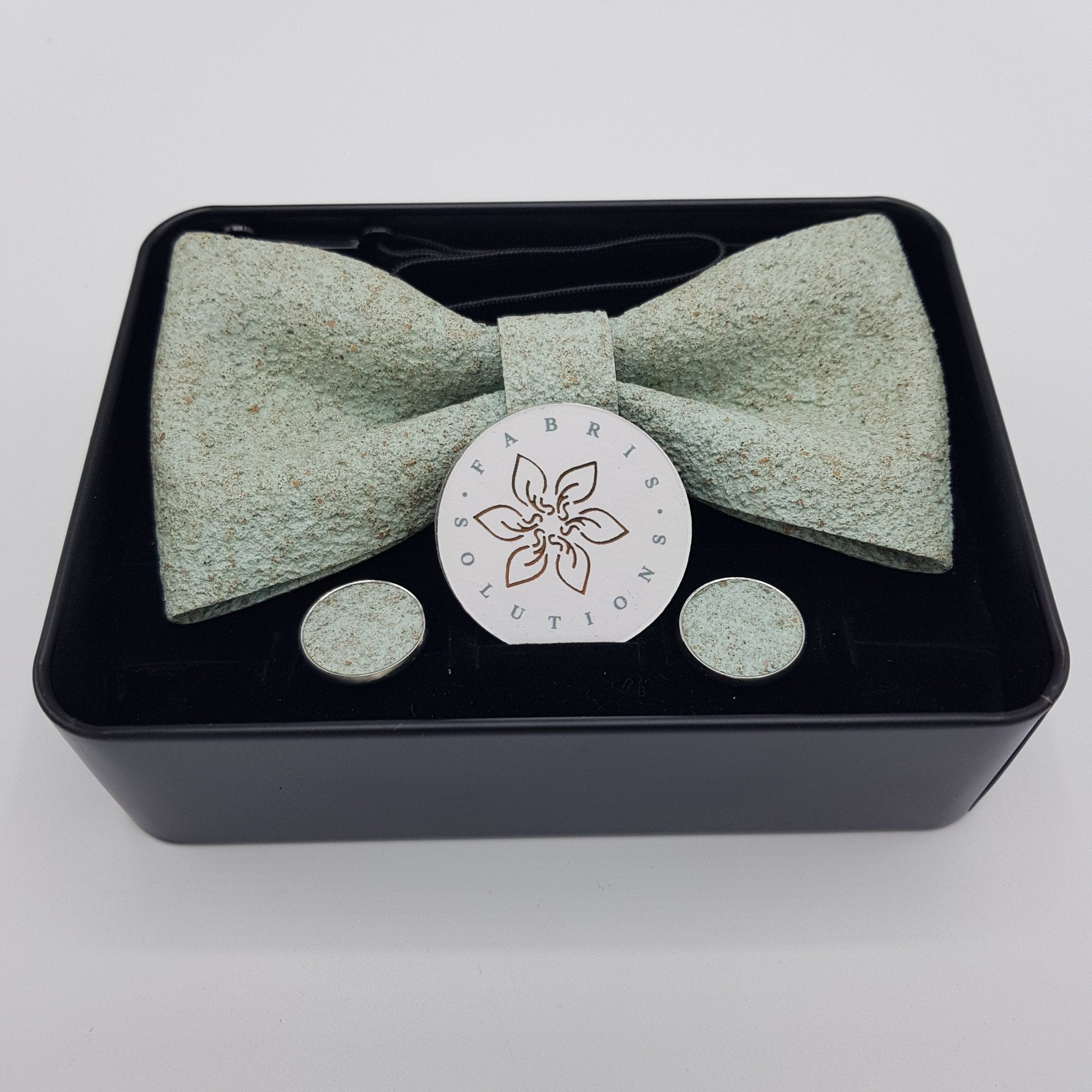 Set Papillon e Gemelli in Sughero Sage Whisper con Scatola di Latta - Fashion Loft