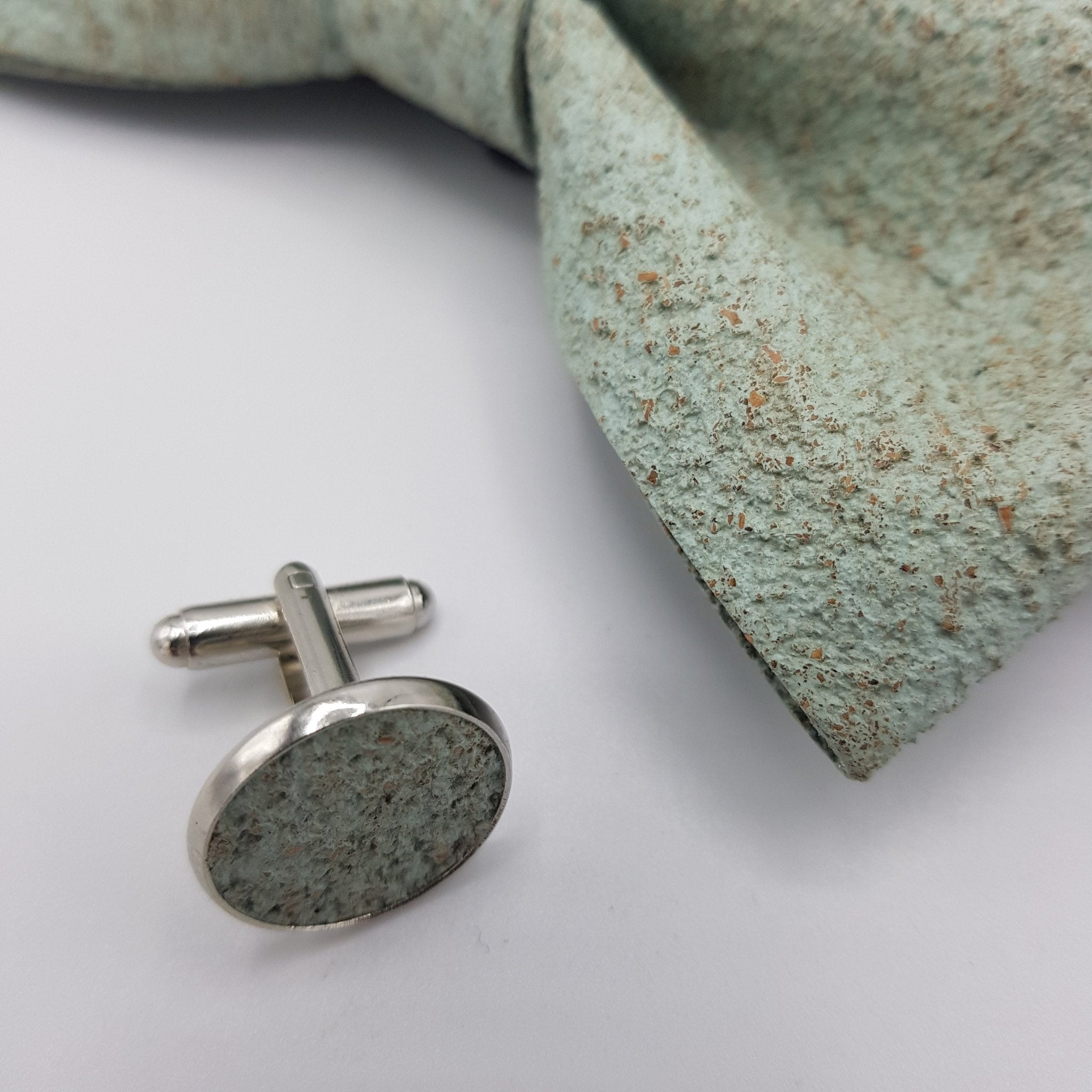 Set Papillon e Gemelli in Sughero Sage Whisper con Scatola di Latta - Fashion Loft