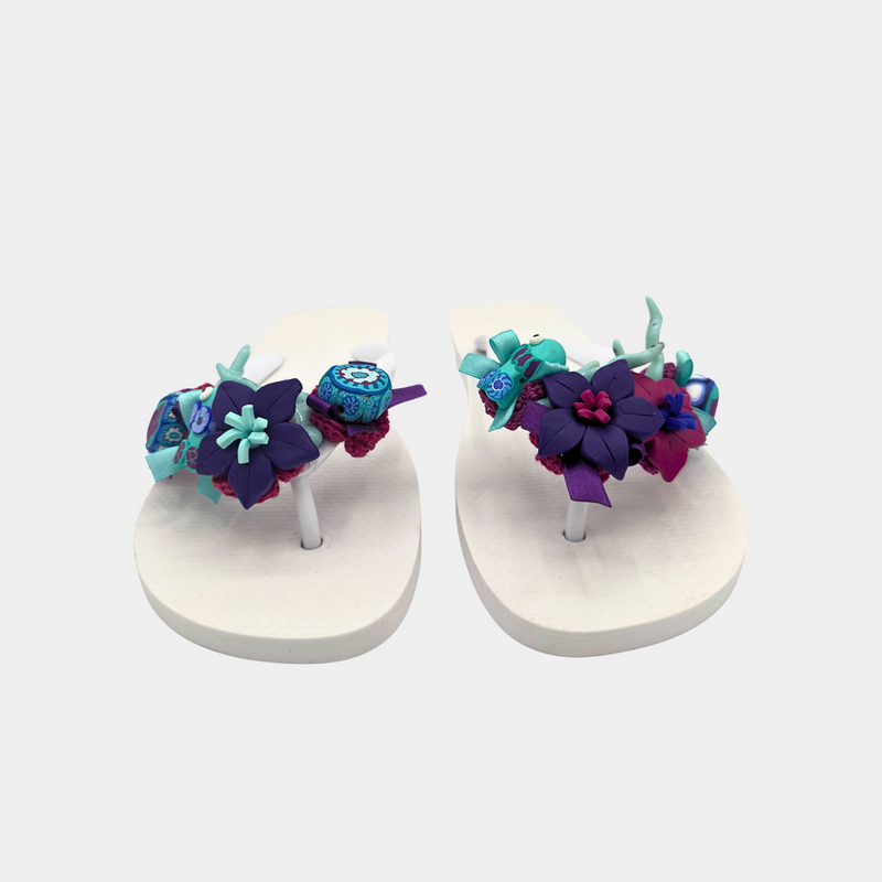 Flip-Flops bianche con fiori viola e magenta