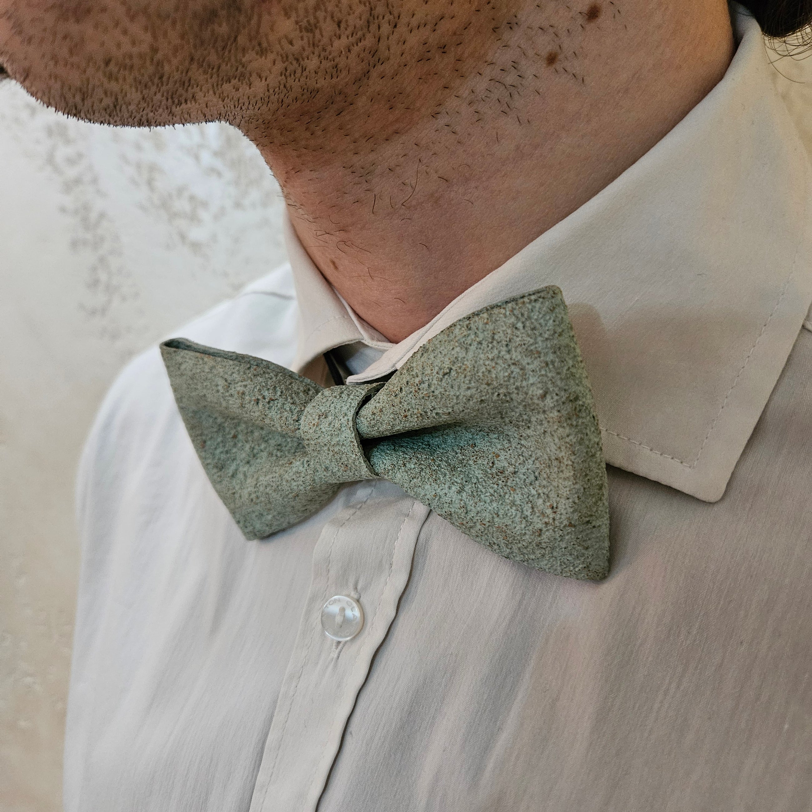 Set Papillon e Gemelli in Sughero Sage Whisper con Scatola di Latta