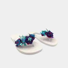 Flip-Flops bianche con fiori viola e magenta