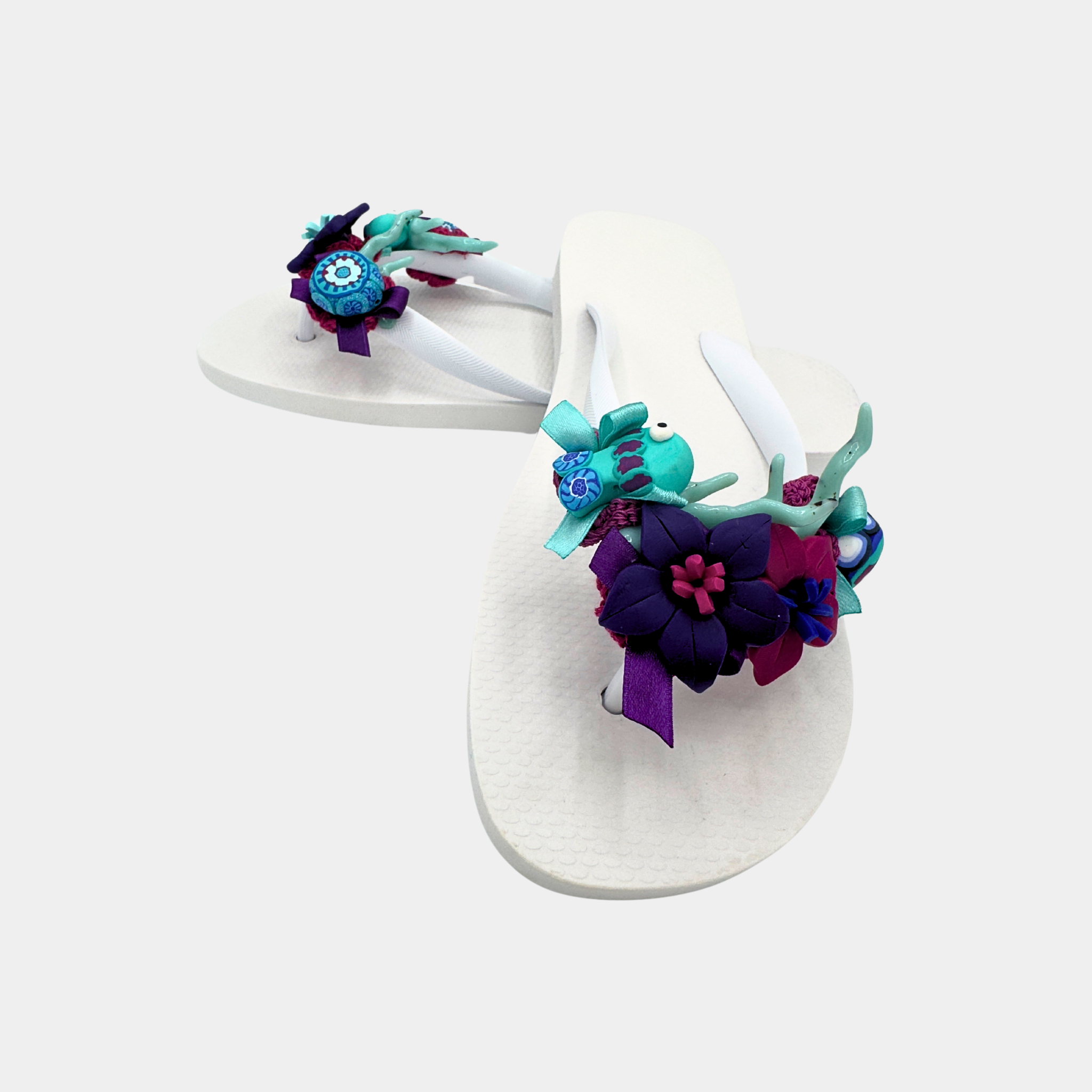 Flip-Flops bianche con fiori viola e magenta