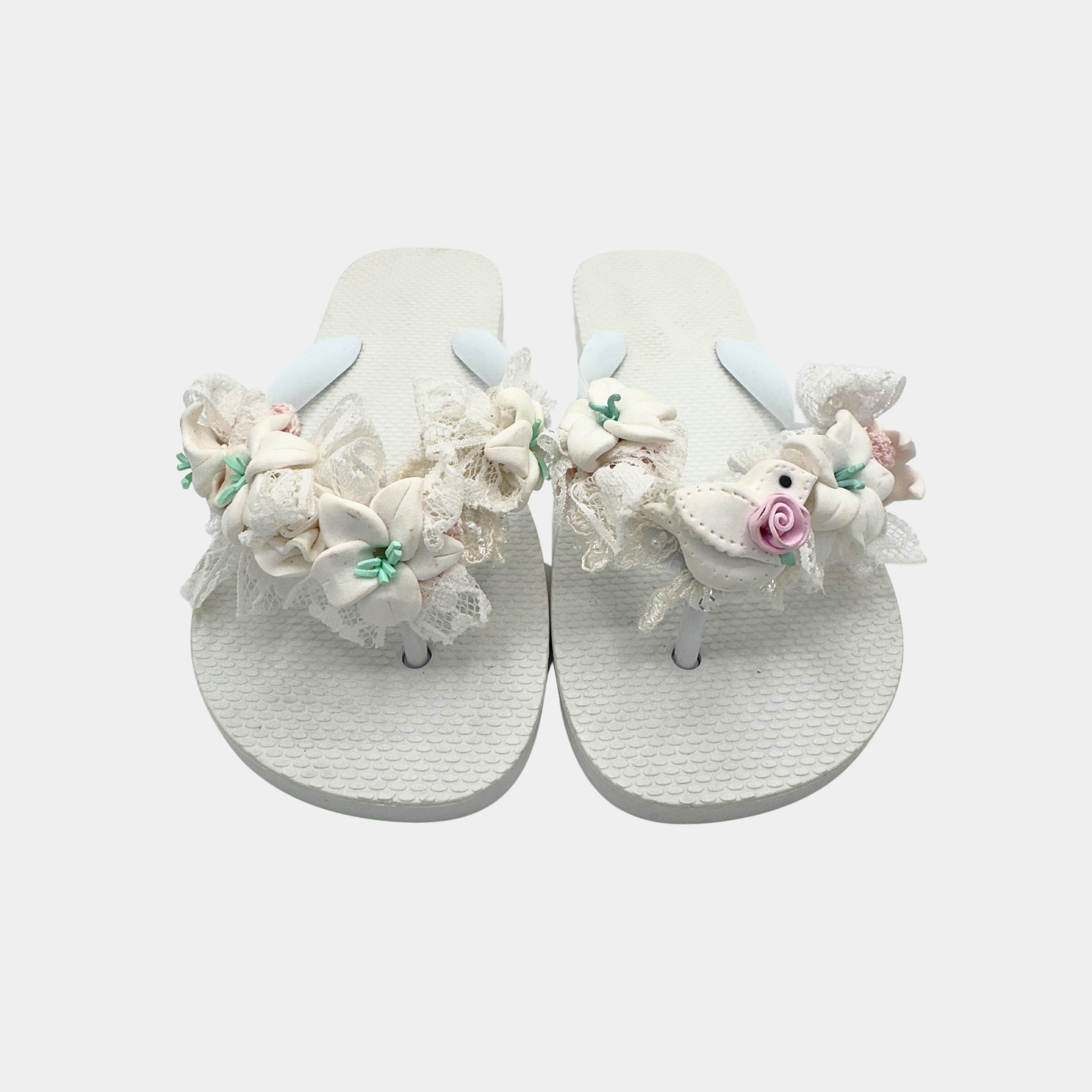 Flip flops bianche con rose e colombina
