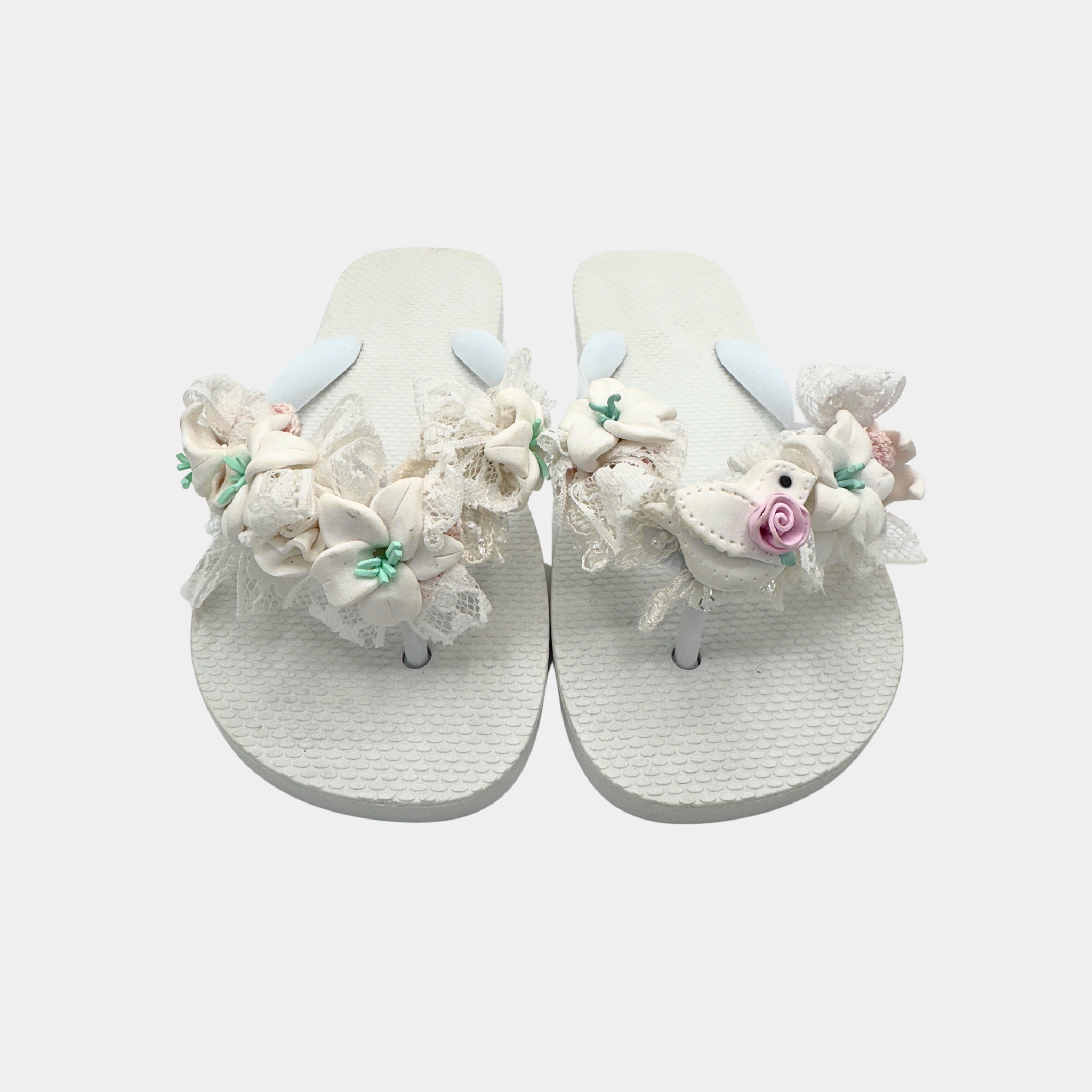 Flip flops bianche con rose e colombina