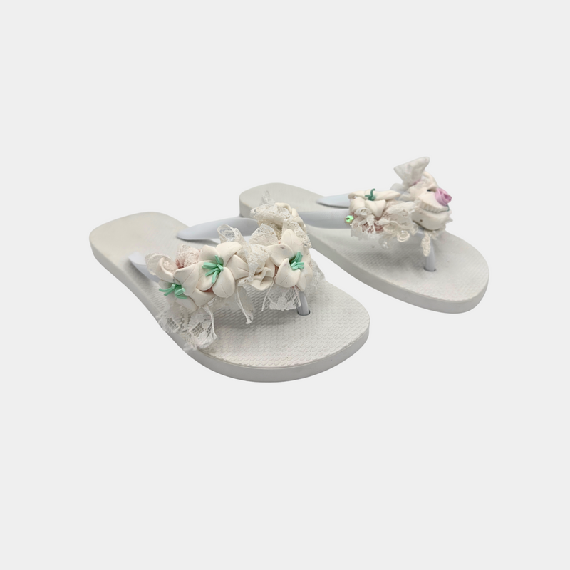Flip flops bianche con rose e colombina
