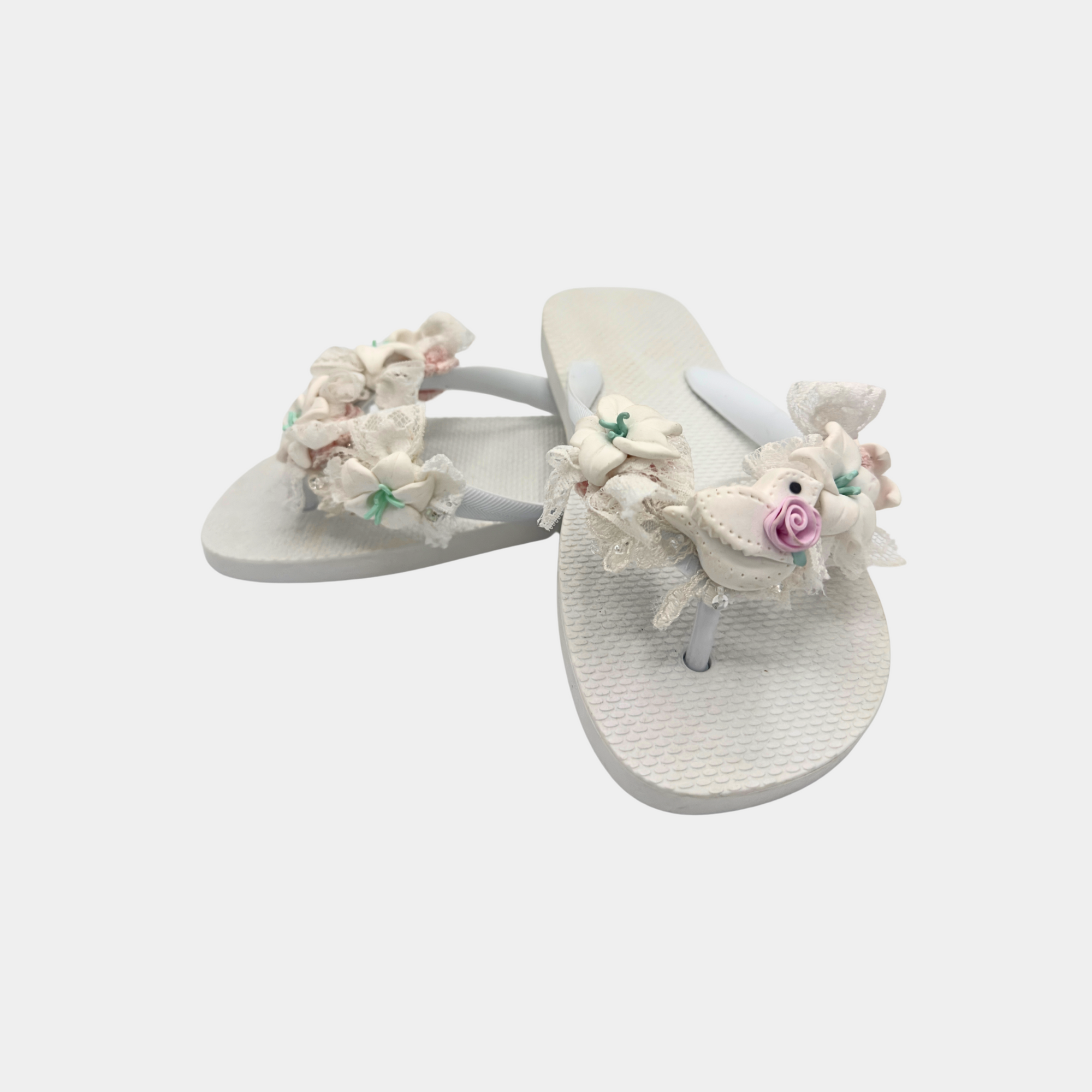 Flip flops bianche con rose e colombina