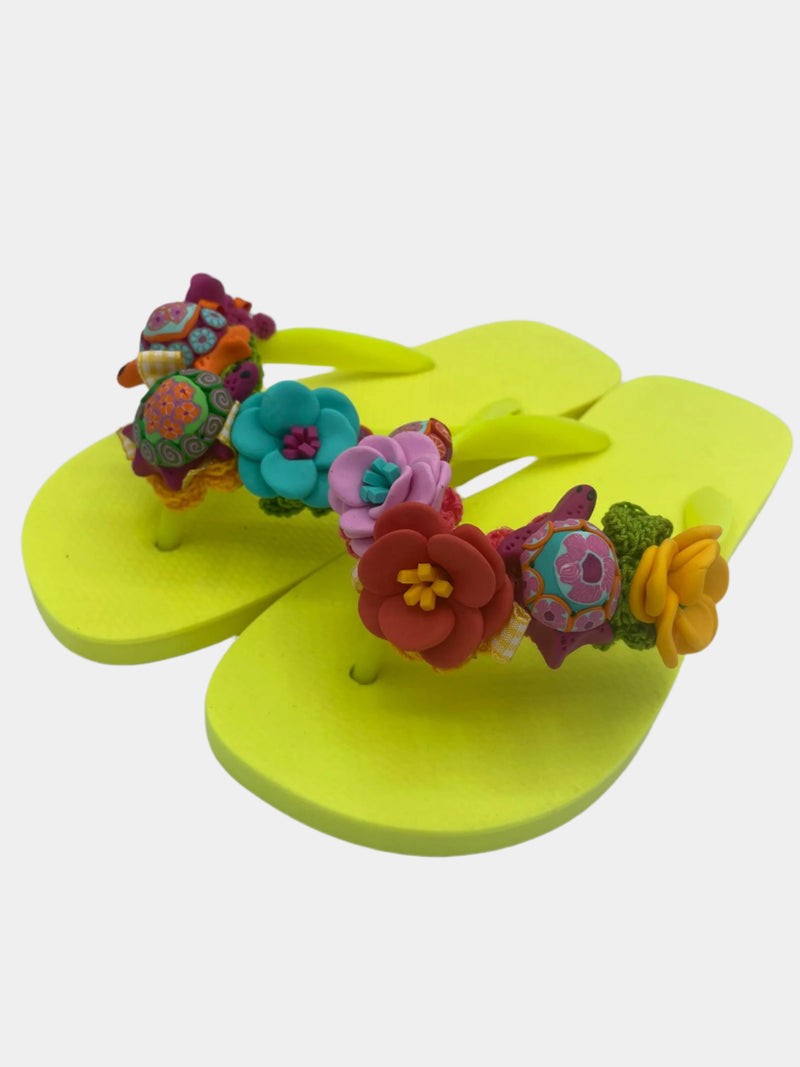 Flip flops giallo neon con tartarughe e fiori