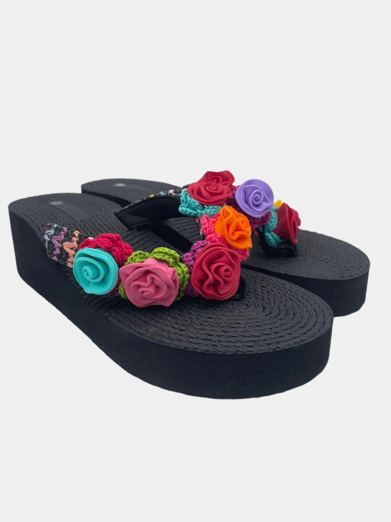 Flip flops con zeppa nere con rose colorate
