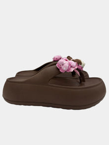 Flip-Flops modello platform alta marrone con dettagli Pets e Cuori rosa