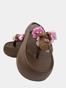 Flip-Flops modello platform alta marrone con dettagli Pets e Cuori rosa