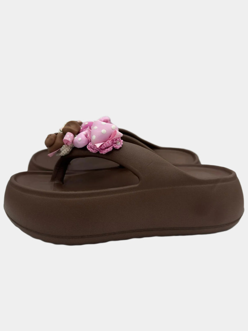 Flip-Flops modello platform alta marrone con dettagli Pets e Cuori rosa