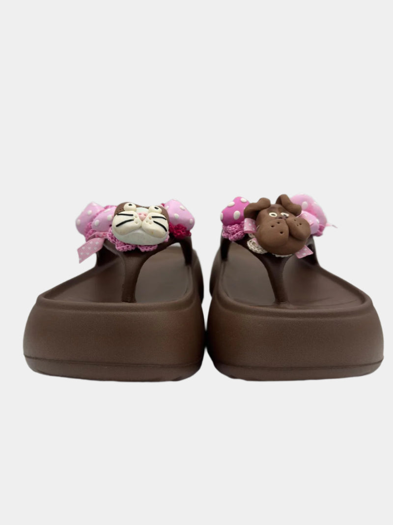 Flip-Flops modello platform alta marrone con dettagli Pets e Cuori rosa