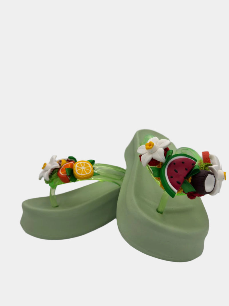Flip-Flops modello zeppa alta verde mela con fascetta trasparente e dettagli zagara e frutti