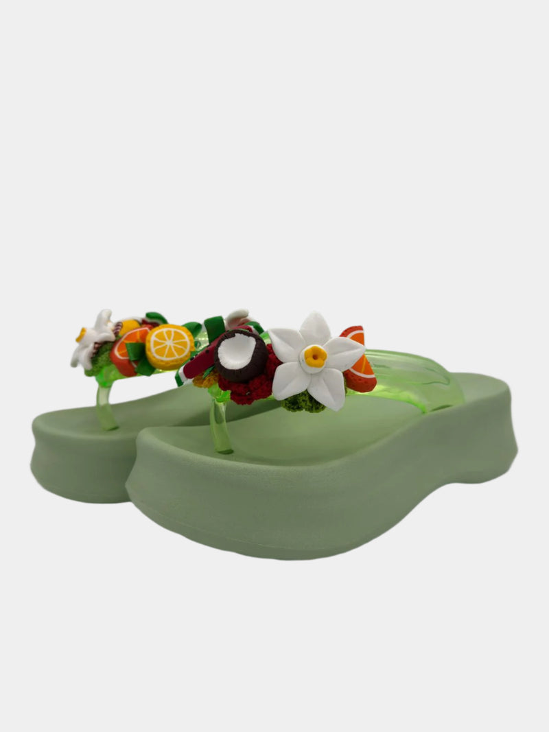 Flip-Flops modello zeppa alta verde mela con fascetta trasparente e dettagli zagara e frutti