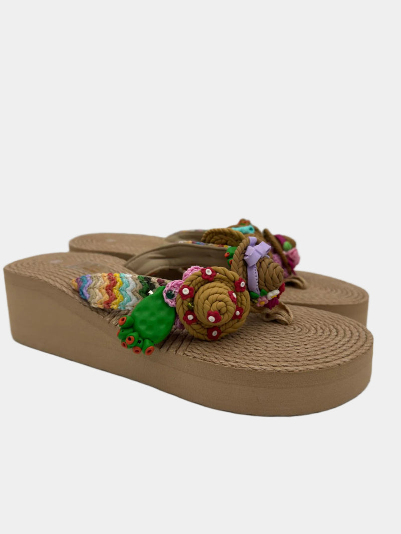 Flip-Flops effetto raffia beige con fascetta multicolore dettagli fico d’india e cappelli di paglia