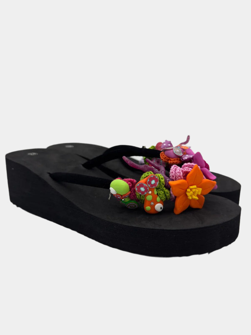 Flip-Flops con zeppa nere con fascetta in tessuto dettagli colorati pesciolini e fiori