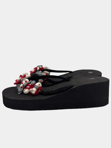 Flip-Flops con zeppa nere con fascetta in tessuto dettagli pesciolini e fiori