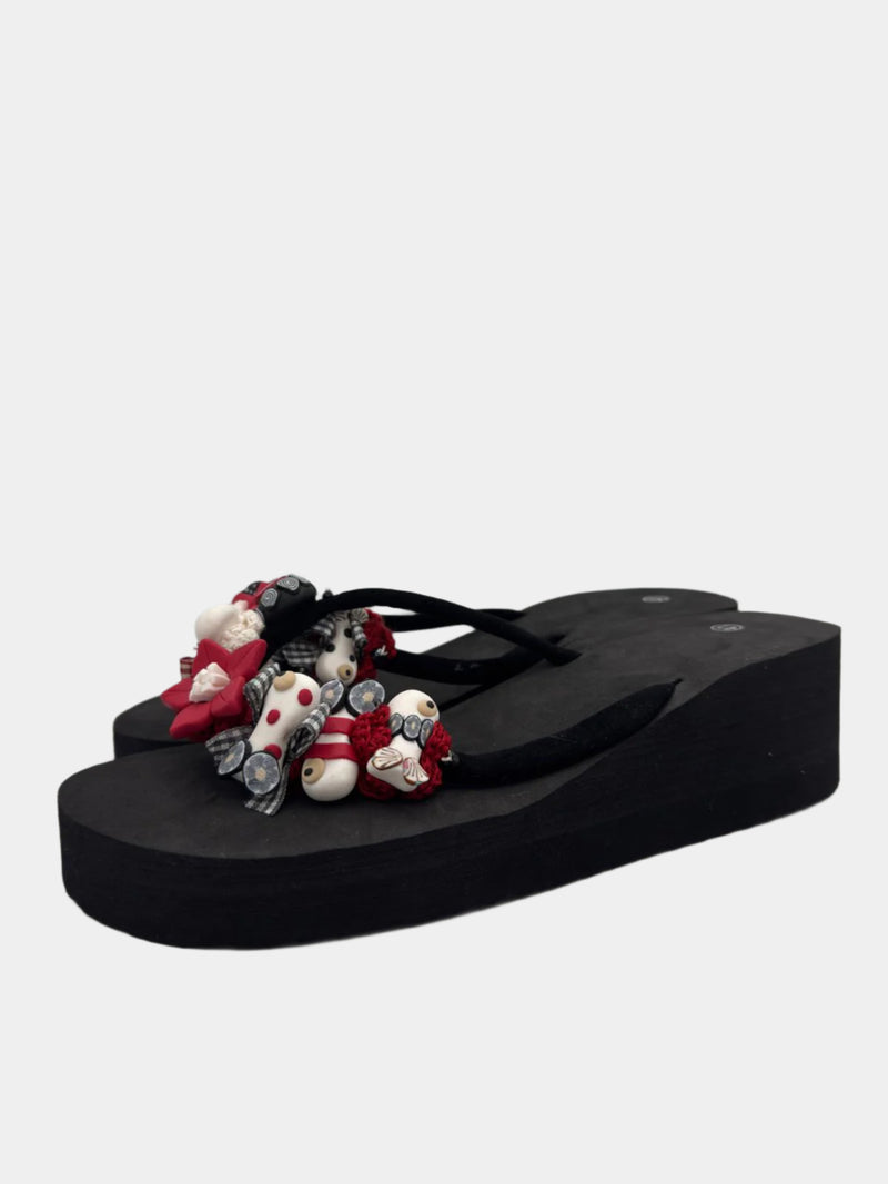 Flip-Flops con zeppa nere con fascetta in tessuto dettagli pesciolini e fiori