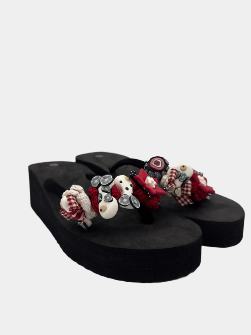 Flip-Flops con zeppa nere con fascetta in tessuto dettagli pesciolini e fiori